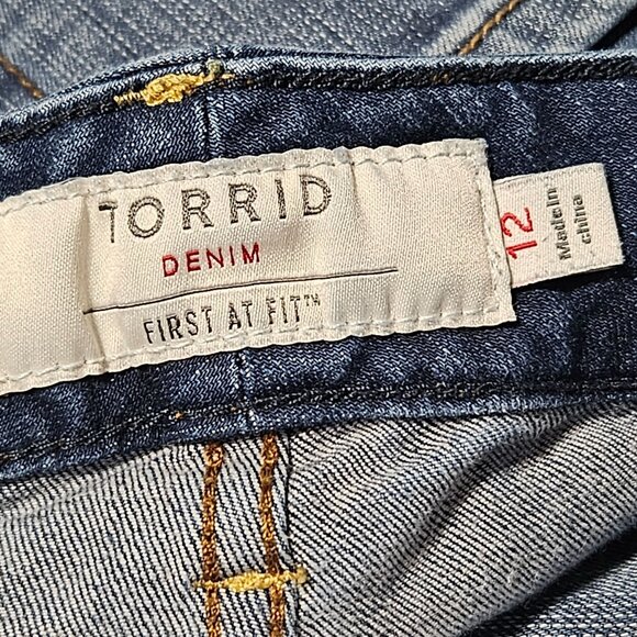 Torrid Boyfriend Jeans Womens Size 12 Mid Rise Medium Wash Ripped Denim Pants - Picture 6 of 8